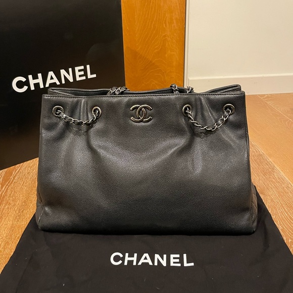 Chanel Caviar Leather Shopping Tote in Black, style 94305 - Picture 2 of 16